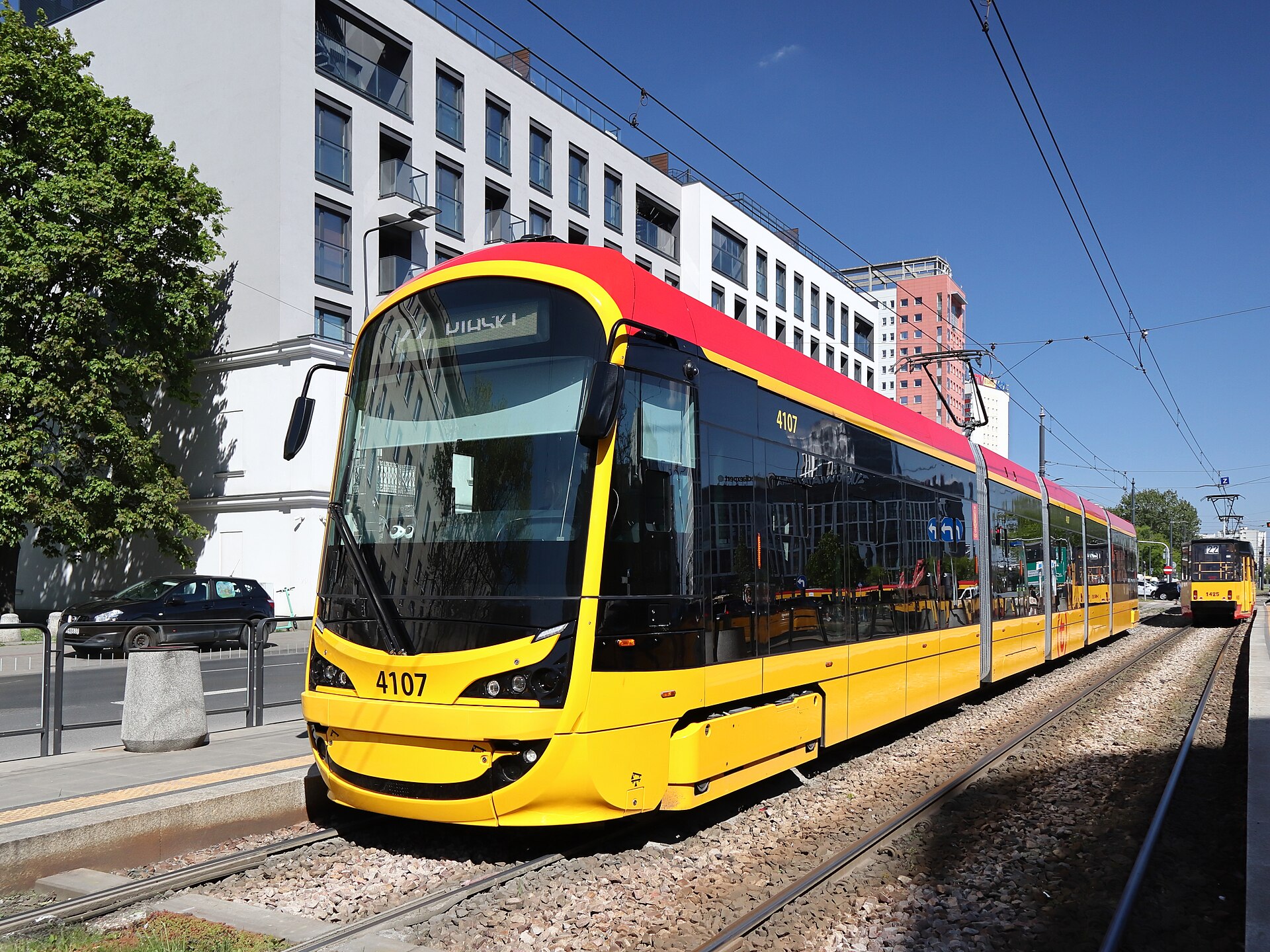 Żółty tramwaj na ulicy Grochowskiej