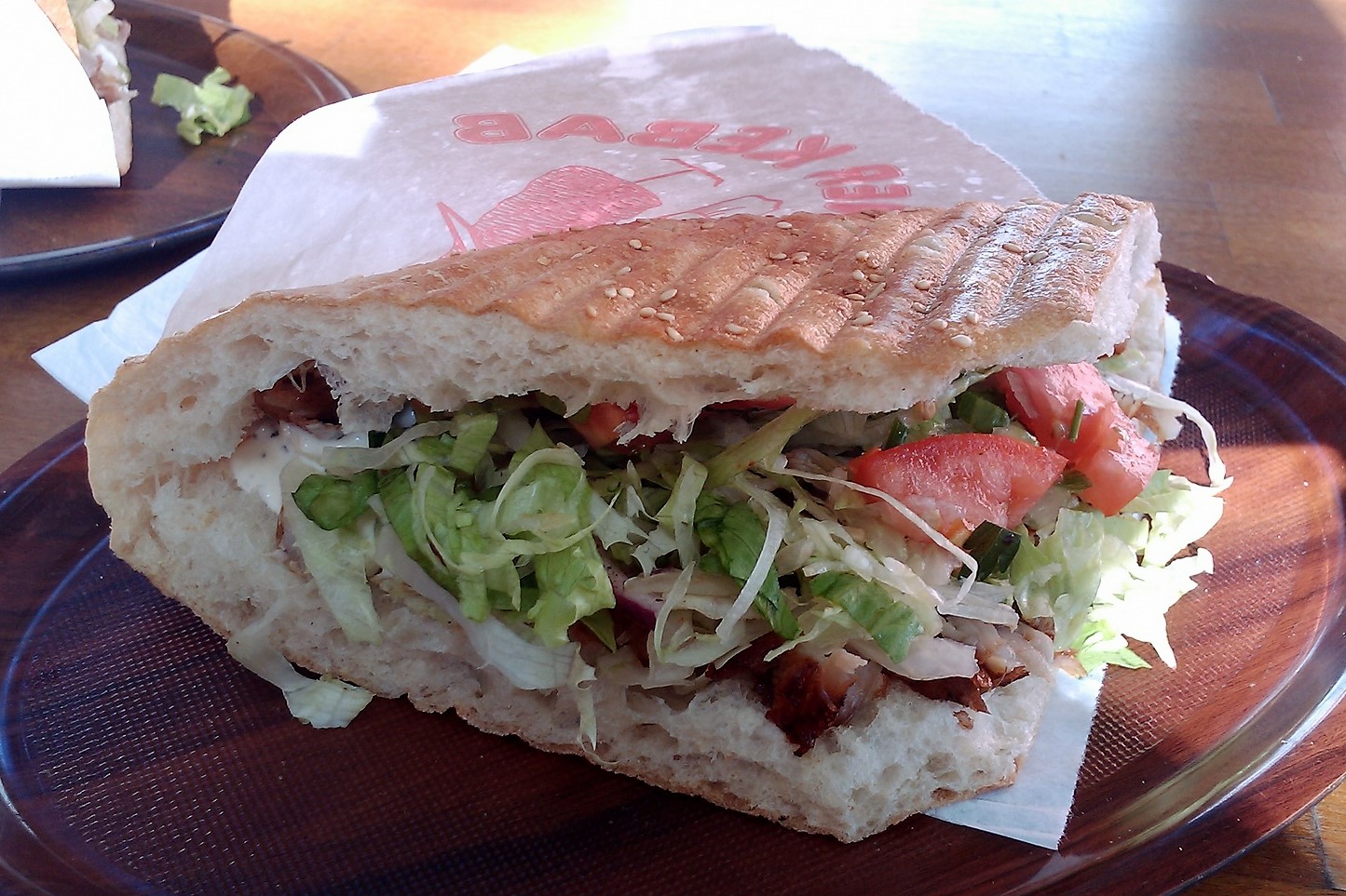Kebab w chlebie z sałatą i pomidorem